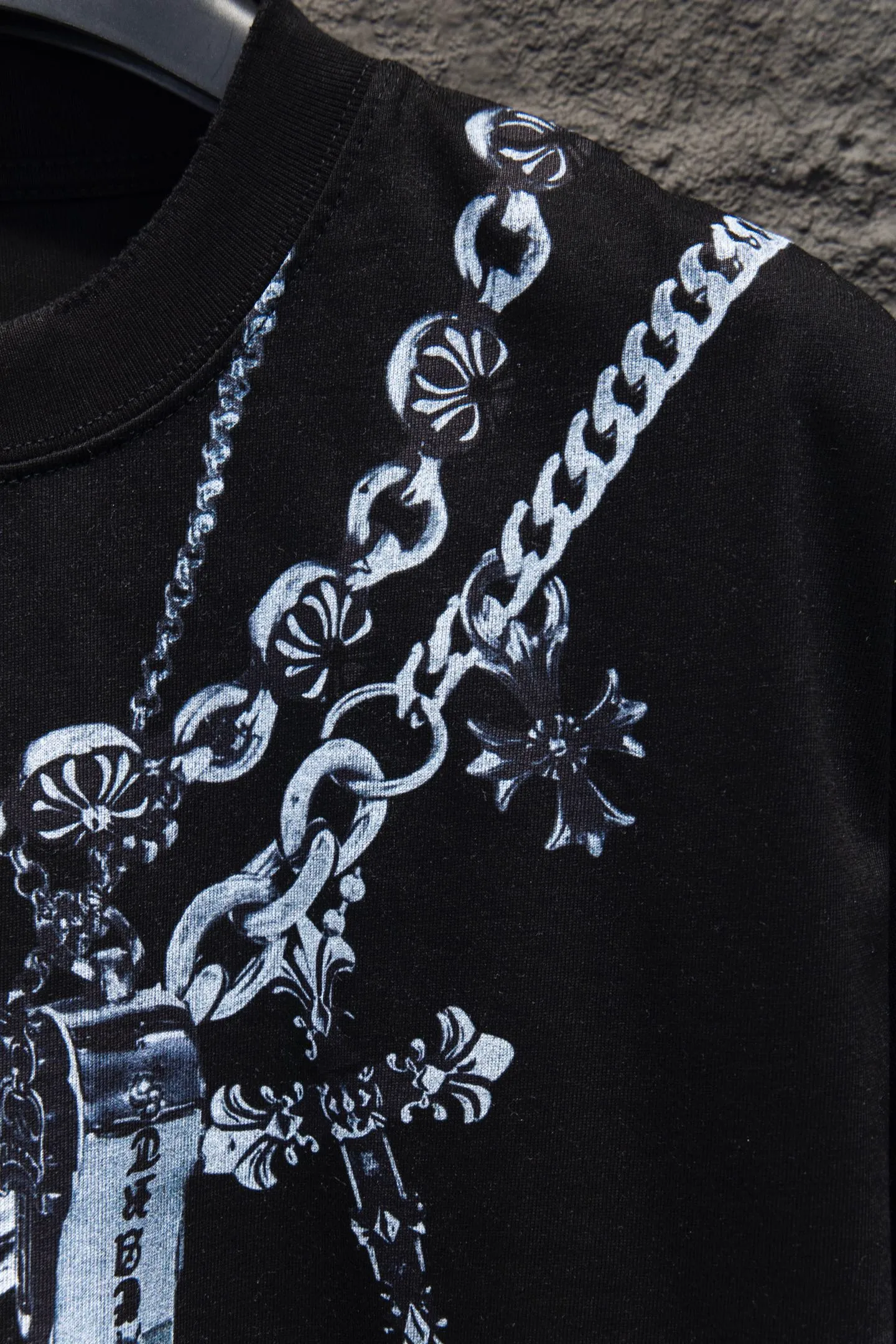 P190 Chrome hearts• 25ss ⚠YB custom-woven and dyed fabric, color, printing, version, accessories, hardware. The fabric is woven by imported machines. The uniqueness of the cloth texture creates a perfect garment effect. The fabric is made of 260-gram clean cloth with 320-gram 1*1 rib, 4-color environmentally friendly dyed fabric, and the threads are in the same cylinder without color difference.  Garment white ink direct-injection printing, imported technology, collar, pockets, cuffs, front and rear threads, the details are clearly visible. The printing uses Japanese BROTHER white ink digital direct-injection garment printing. This model is a global limited edition. In order to present a product like a work of art, after a long period of repeated determination of details, a very high standard of garments is presented. The front chest is made of direct-injection printing environmentally friendly glue material, using a mechanized printing process. Mechanical printing has high precision, the positioning accuracy can reach ±0.02mm, and the quality is stable.   The body of the garment is processed with hand-nailed hardware elements, which greatly increases the interest of the garment and creates a unique visual effect. The special washing effect creates a unique aged effect.  Croix Heart Short Sleeve must be the first short-sleeved piece in spring and summer that blurs the boundaries of unisex style. It has a classic dropped shoulder oversize version and a loose and casual upper body.  Color: Black White Size: S M L XL